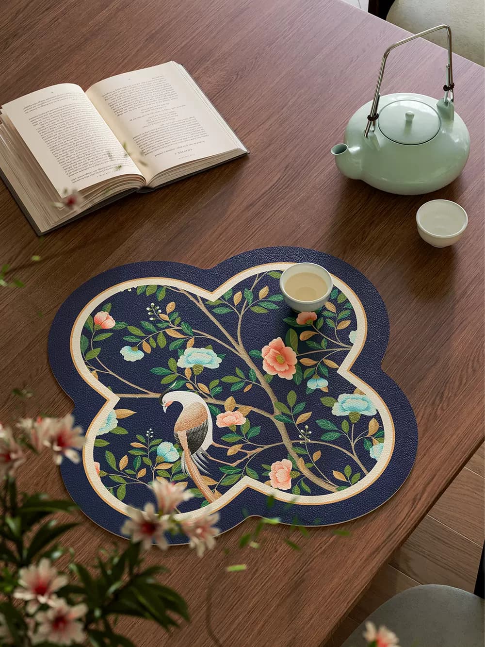 ランチョンマット花鳥模様の優雅な四葉型ランチョンマット 合皮製 【花型】合皮