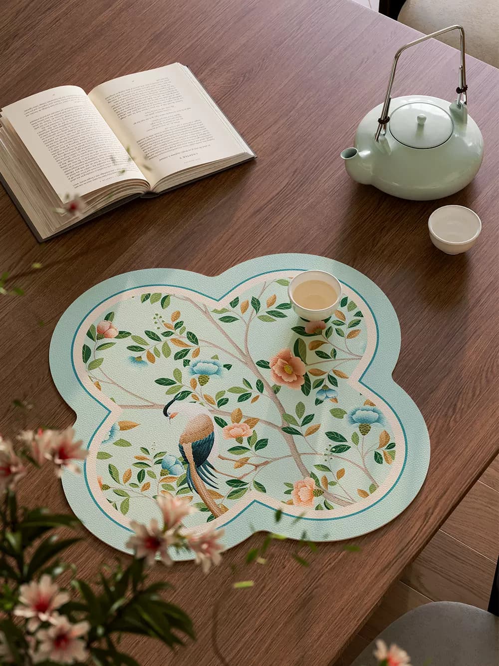 ランチョンマット花鳥模様の優雅な四葉型ランチョンマット 合皮製 【花型】合皮