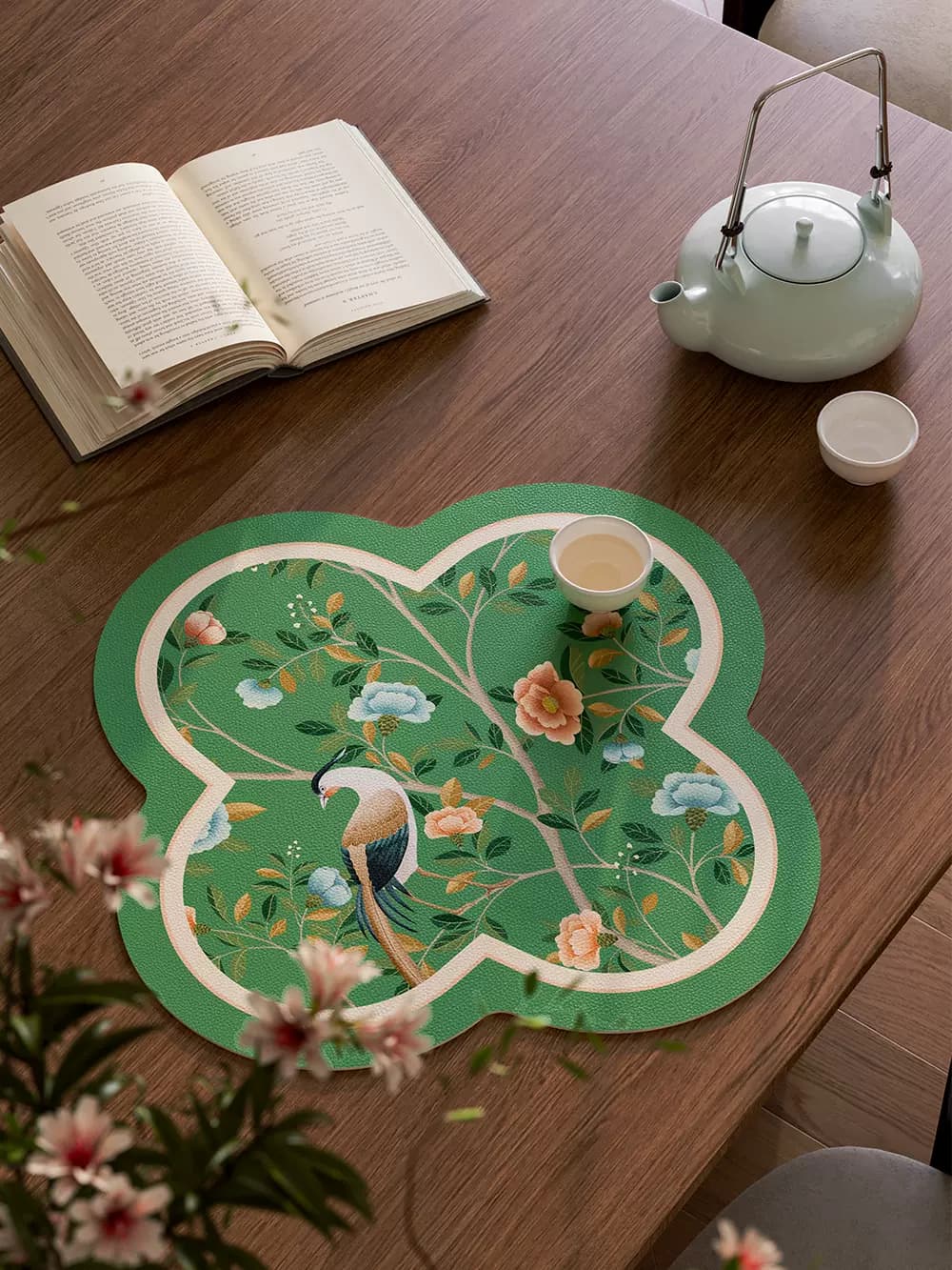 ランチョンマット花鳥模様の優雅な四葉型ランチョンマット 合皮製 【花型】合皮