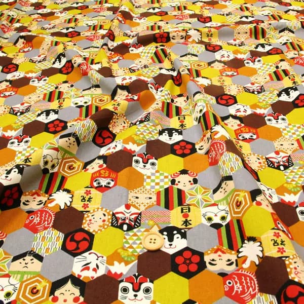 ランチョンマット 和風モダン柄六角形パッチワーク綿布 【お面のお祭り イエロー基調】