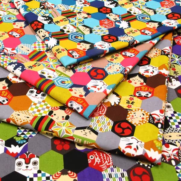 ランチョンマット 和柄モチーフ六角形パッチワーク綿布 【お面のお祭り 赤基調】