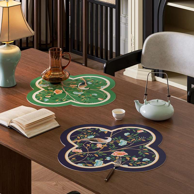 ランチョンマット花鳥模様の優雅な四葉型ランチョンマット 合皮製 【花型】合皮