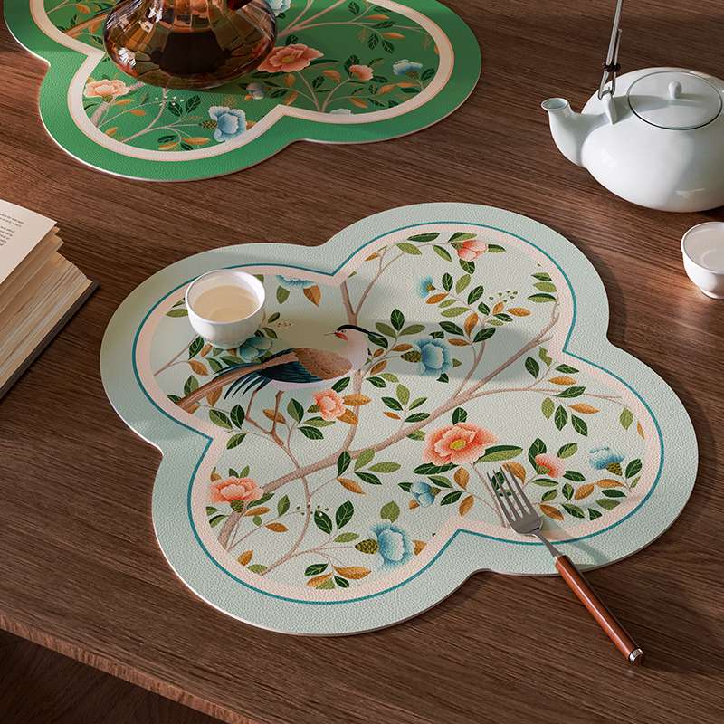 ランチョンマット花鳥模様の優雅な四葉型ランチョンマット 合皮製 【花型】合皮